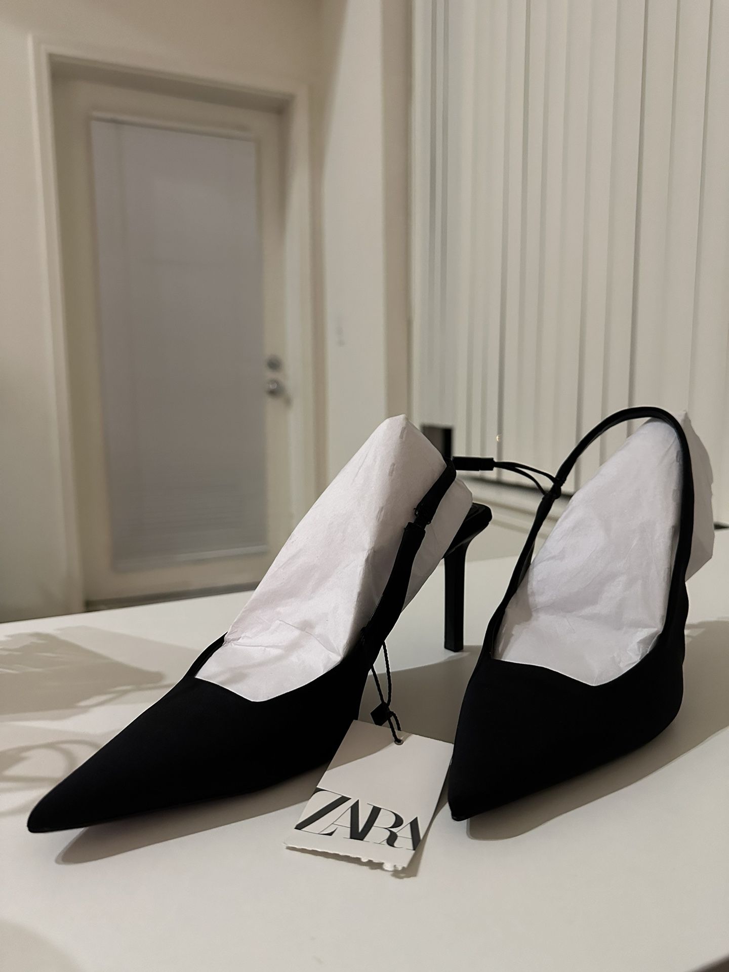 Zara Black shoes with a pointed toe. Size 6 1/2, 24cm 