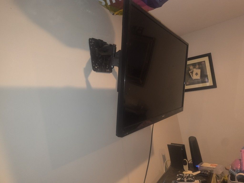 TV an wall mount