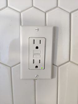 Leviton GFCI Tamper Resistant Outlet 15-amp Receptacle