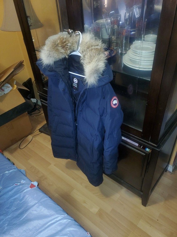 LIKE NEW AUTHENTIC CANADA GOOSE SHELBOURNE PARKA, WITH THE COYOTE FUR COLLAR.  WOMEN'S SIZE LARGE.  BLUE.