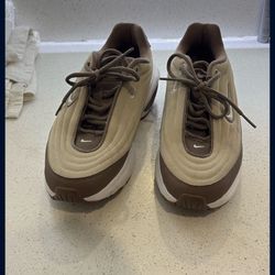 Air Max Portal casual shoes in a mink brown/light sand color.