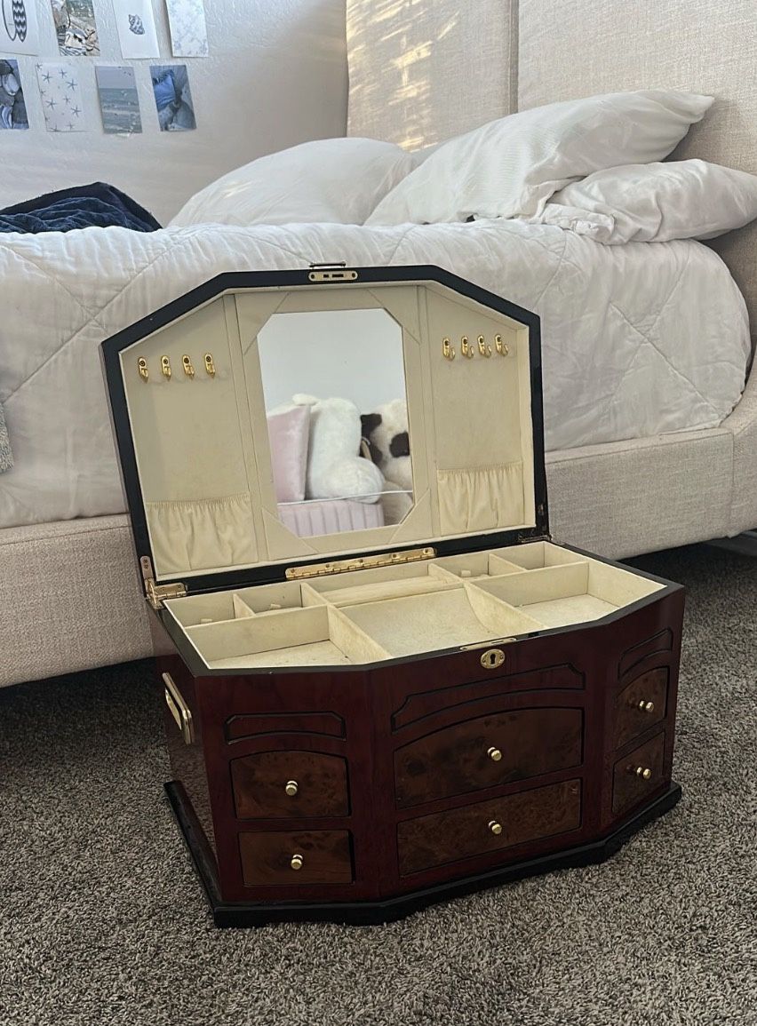 Vintage luxury jewelry chest - view description