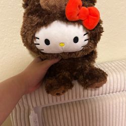 HELLO KITTY PLUSHIE