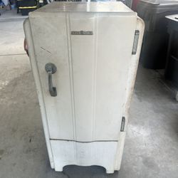 Vintage General Electric refrigerator not working door light works, i believe its the on and off switch 