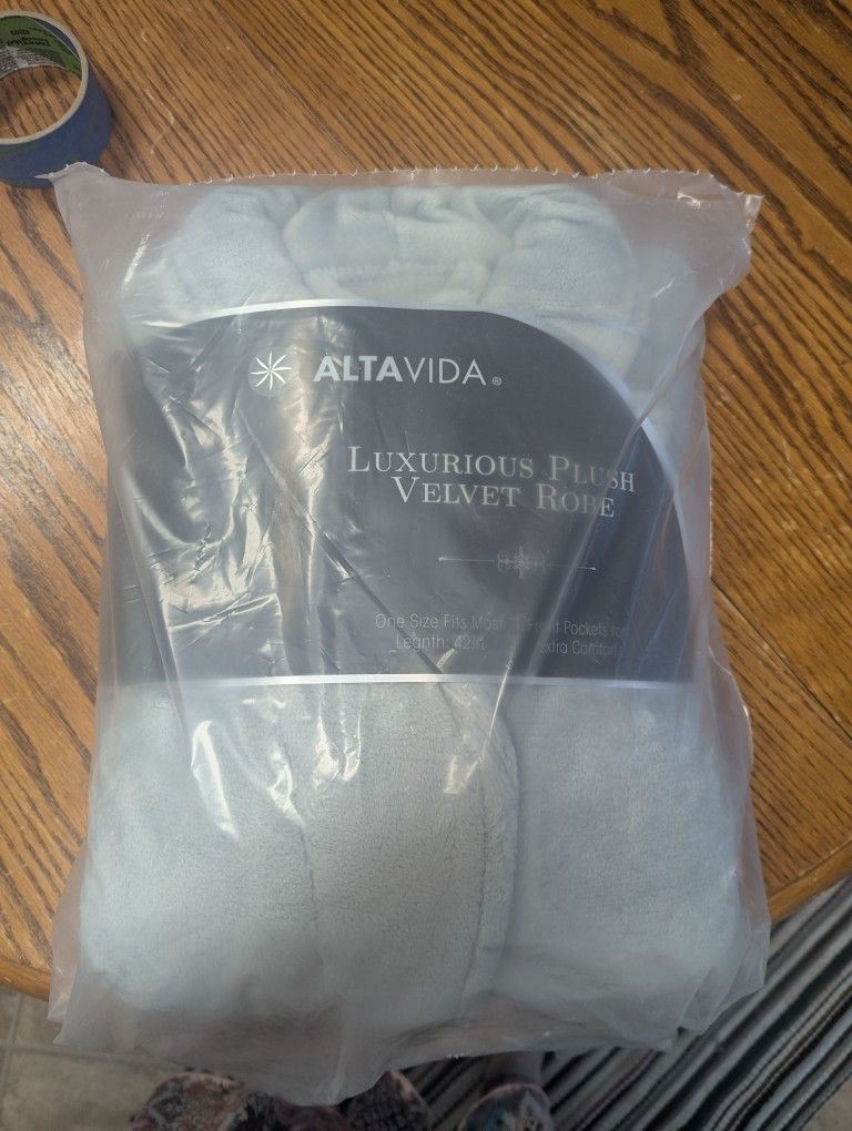 ALTAVIDA luxurious plus Velvet robe with front pockets 42-in length one size fits most