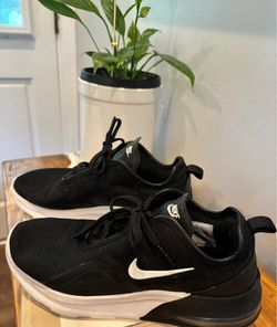 Women Nike shoes sz8