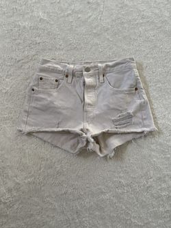 Women's Levi White Jean Shorts 25W -Condition and measurements are as seen in photos -Button Style Closure