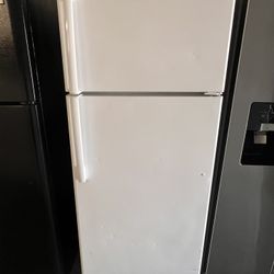 Top Freezer Used GE Refrigerator White 28 Wide 