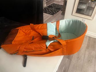 Bumbleride Bassinet / Carrycot – Excellent Condition Like new, clean and well cared for. Includes mattress and carrying handles.