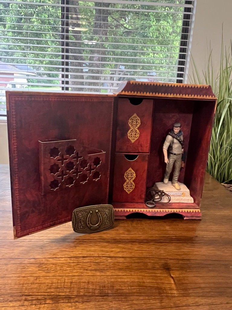 Uncharted 3 Collectors Edition (Game Not Included) Nathan Drake Action Figure, Belt Buckle, Ring Necklace and authentic Case