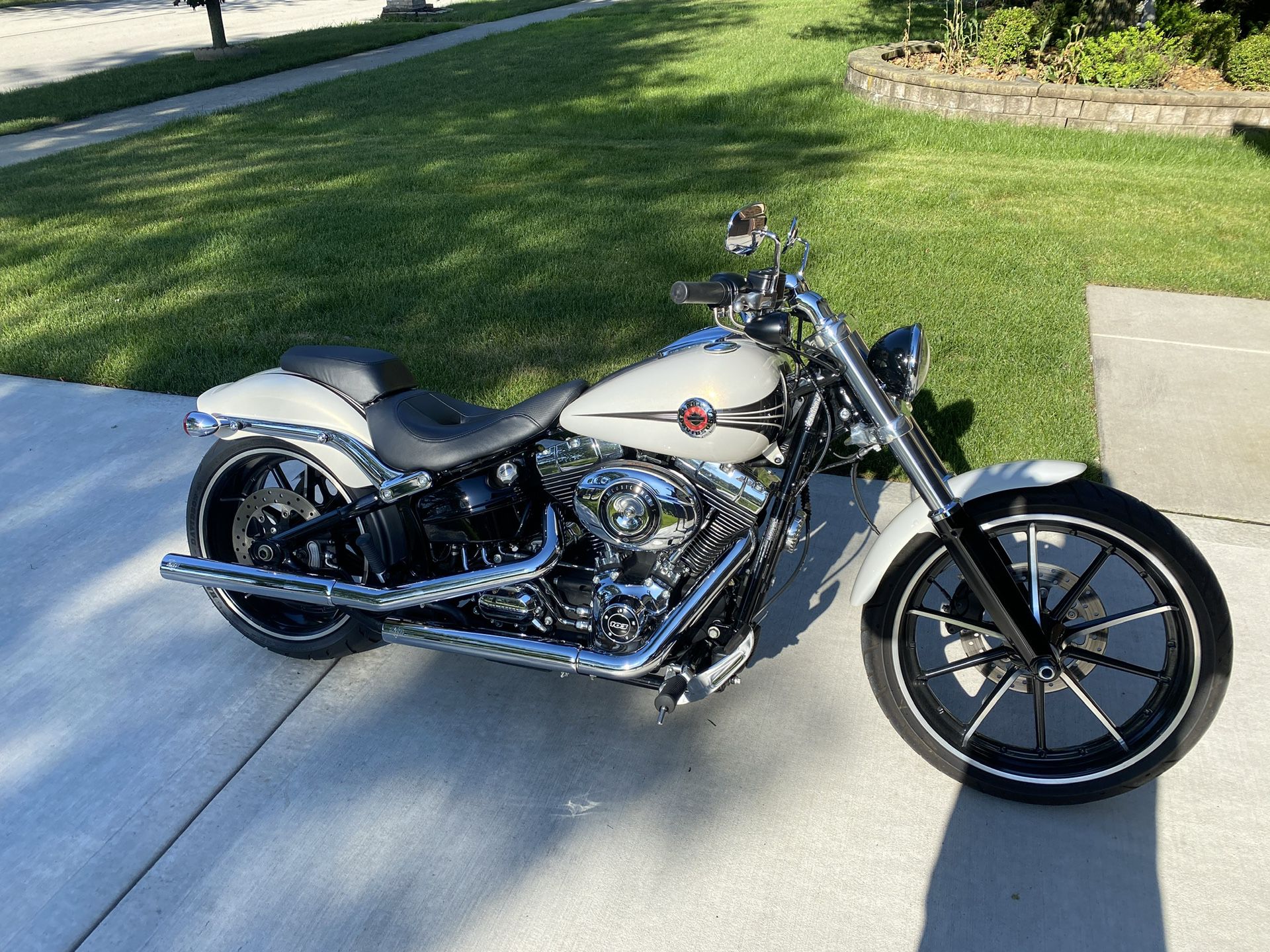 Harley Davidson Breakout ONLY 2790 miles