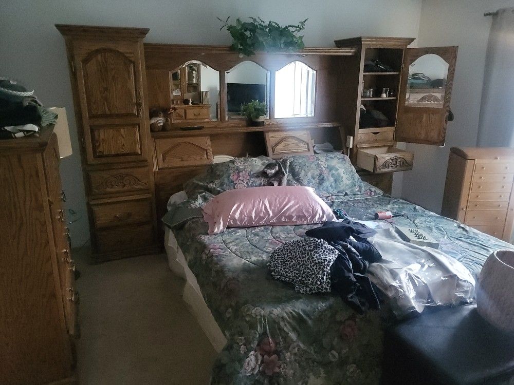 Bedroom Set Bed, Shelves 2 Dressers End Table