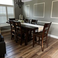 Dining Room table and Chairs - LIKE NEW