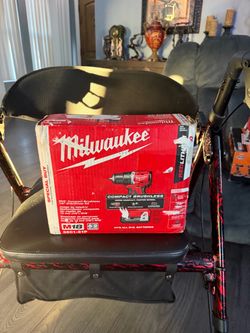 Milwaukee m18 18v brushless 1/2”in compact drill/ driver kit new open box