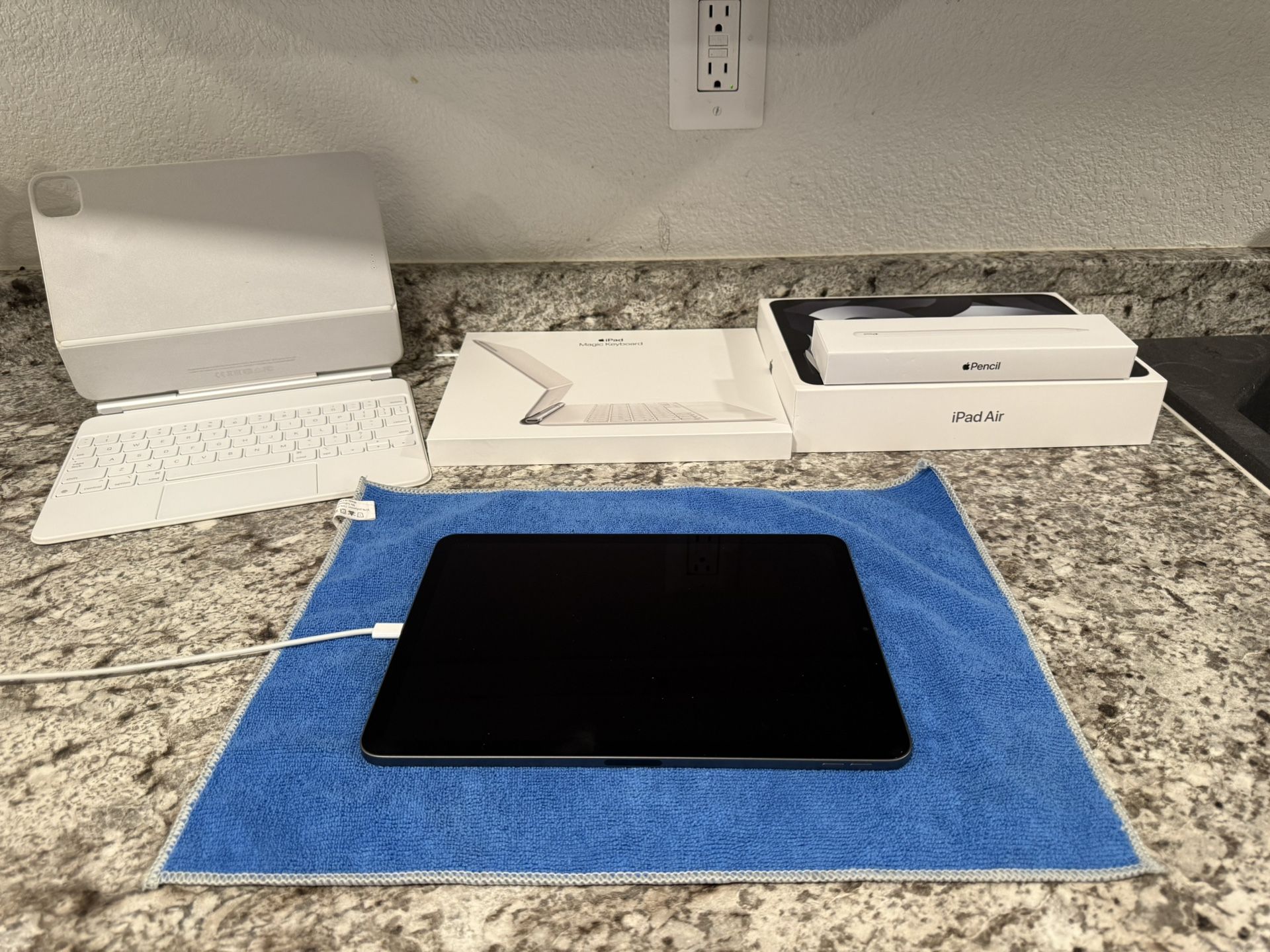 📱 iPad Air 5th Gen + Apple Pencil + Keyboard - 64GB (Wi-Fi) - Space Gray - Excellent Condition!