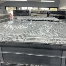 KING SIZE SEALY POSTUREPEDIC PLUS PILLOW TOP MATTRESS & BOX SPRINGS BED SET