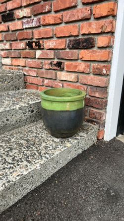 Pending Clay pot/planter
