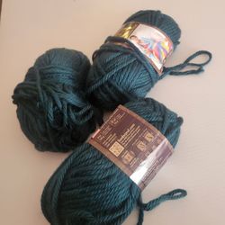 Set of 3 skeisn Lion Brand Yarn Acrylic Super Bulky 6 Montpelier Peacock 
Skein 5oz each
Two skein with tag, weight 5oz, one - tag is missing, weight 