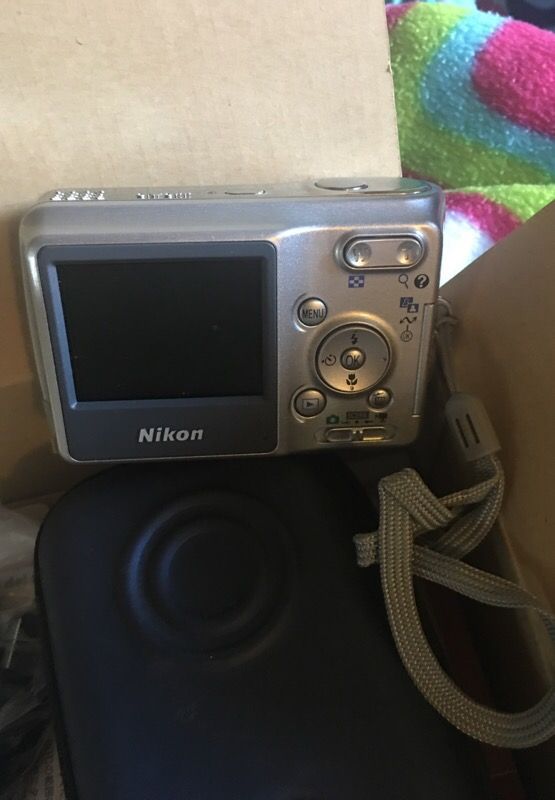 Cool pix Nikon camera still with box and cord and info