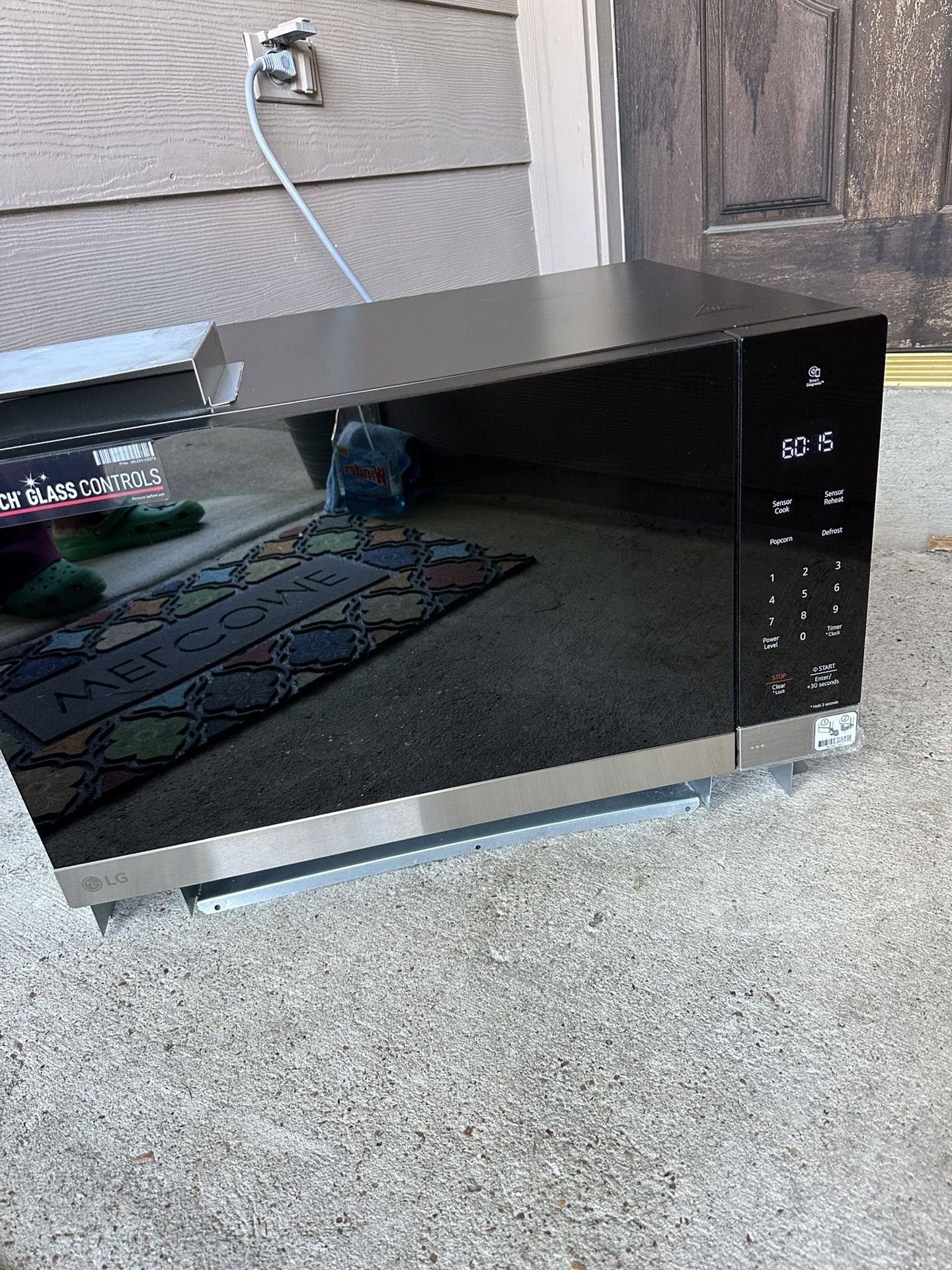 A NEW OUT OF BOX REMOVED FROM MODEL HOME COUNTER/UNDER COUNTER LG 1200WATT WORKING MICROWAVE MSER2090S