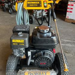 DEWALT 3600 PSI at 2.5 GPM Honda GX200 with AAA Triplex Pump Cold Water Professional Gas