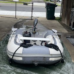 8.5 Foot D Boat With Ores And Middle Seat