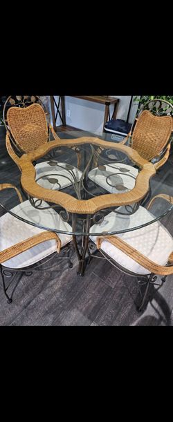 Table & Chairs