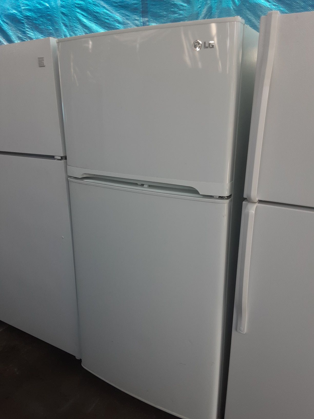 $275 LG White fridge includes delivery in the San Fernando Valley a warranty and installation