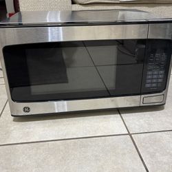GE Microwave 950 Watts 