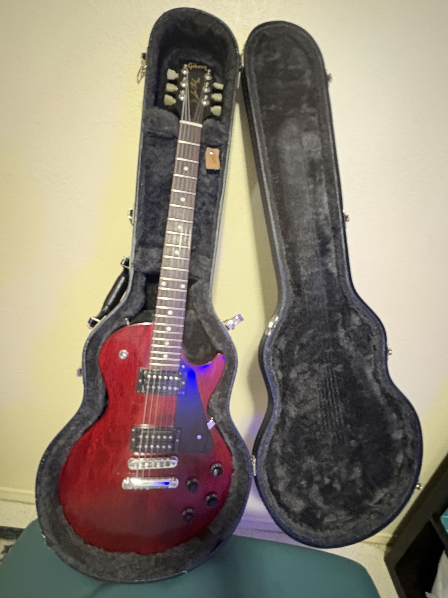 Red Gibson Les Paul
