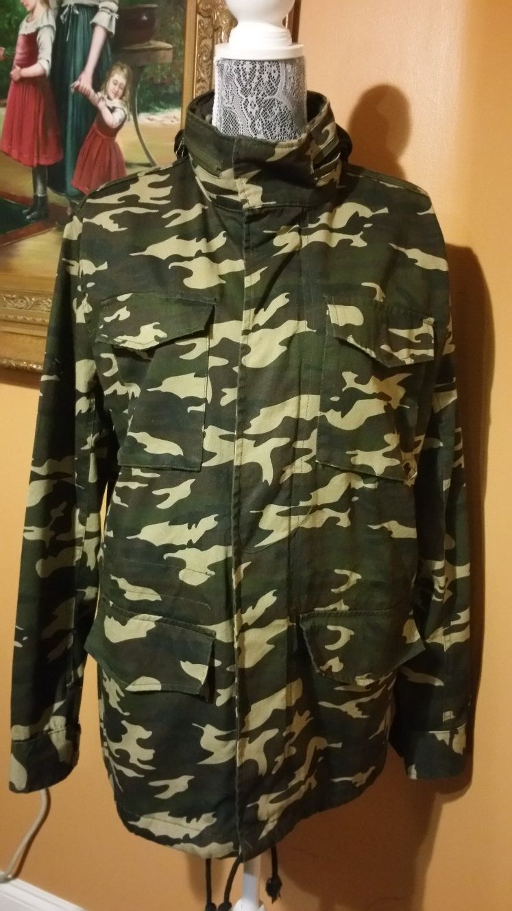 Men's Military style, Camouflage parka with hood. Size M