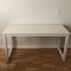 White Modern Desk In Excellent Condition