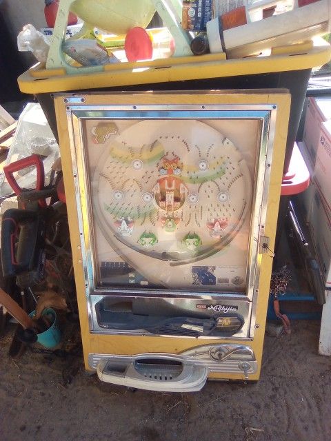 A Old Vending Machine Pacinko Machine