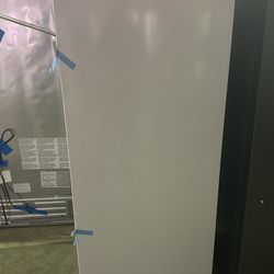 Scratch $ Dent Upright Freezer Frigidaire FFFU13F2VW