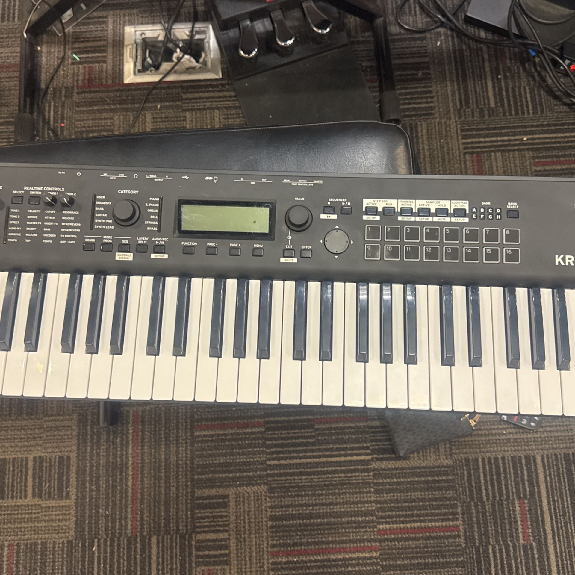 KORG KROSS 2-61 Synthesizer Workstation