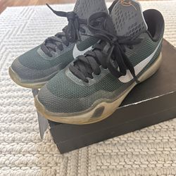 Used Kobe Nike Youth size 5.5 Basketball Shoes