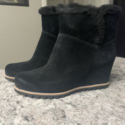 Black Seyline Heel UGG Boots (NEVER WORN) 