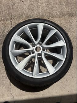 (1)  Tesla model 3 sport alloy wheel with tire