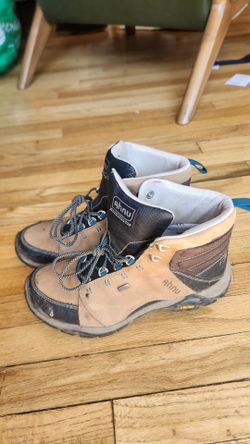 Ahnu women's hiking boots size 8