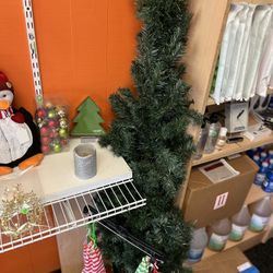 Christmas Tree 6ft With Christmas Elf Displays And Other Items