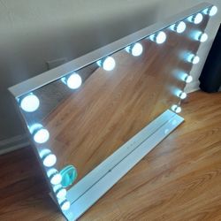 HOLLYWOOD-STYLE MAKEUP MIRROR WITH LED LIGHTS 