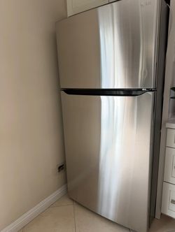 LG Top-Freezer Refrigerator