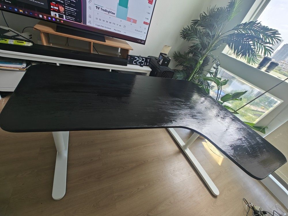 IKEA Bekant Corner Desk – Adjustable Height (Right Return) – Black Top, White Legs