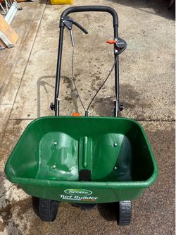 Scotts Turf Builder EdgeGuard DLX Broadcast Spreader *New