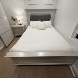 Queen bed w/ nightstand