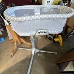 Almost New Baby crib, rotating, and in very good condition.