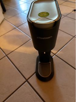 Sodastream w 5 bottles and co2 30 obo