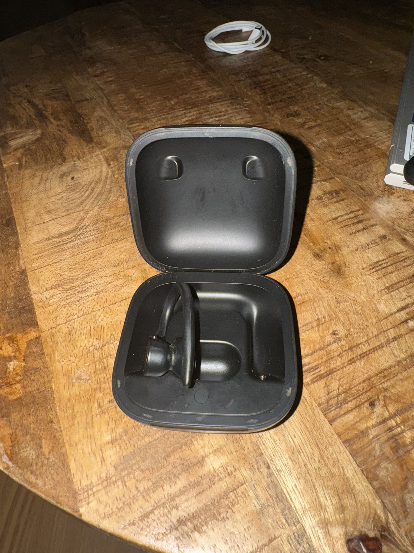 Power Beats Pro Case And Left Earbud 