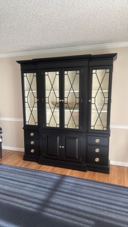 Ethan Allen - Wooster China  Cabinet