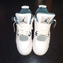 Forest green Jordan fours